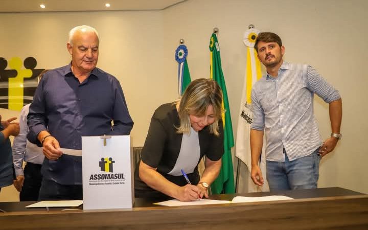 Prefeita Gerolina participou da eleição do novo presidente da Assomasul, que tomou posse nesta quinta