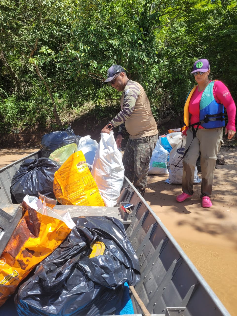 Ação de limpeza no Rio Verde, realizada pela AURV, reforça consciência ambiental, em Água Clara