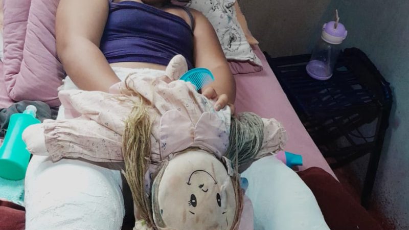 Mãe solicita ajuda para filha de seis anos que fraturou o fêmur e está imobilizada