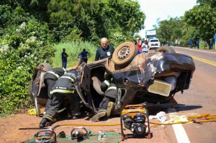 Acidente na BR-262: Carro capota durante retorno de Bonito; motorista morre e quatro pessoas ficam feridas