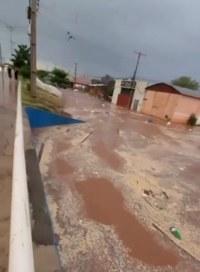 Chuva além da normalidade caiu no início da noite deste domingo, causando alagamento em Água Clara