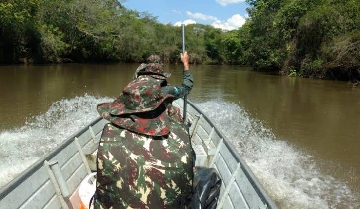 Durante Operação Piracema, PMA apreende arma de fogo e pescado irregular em Água Clara