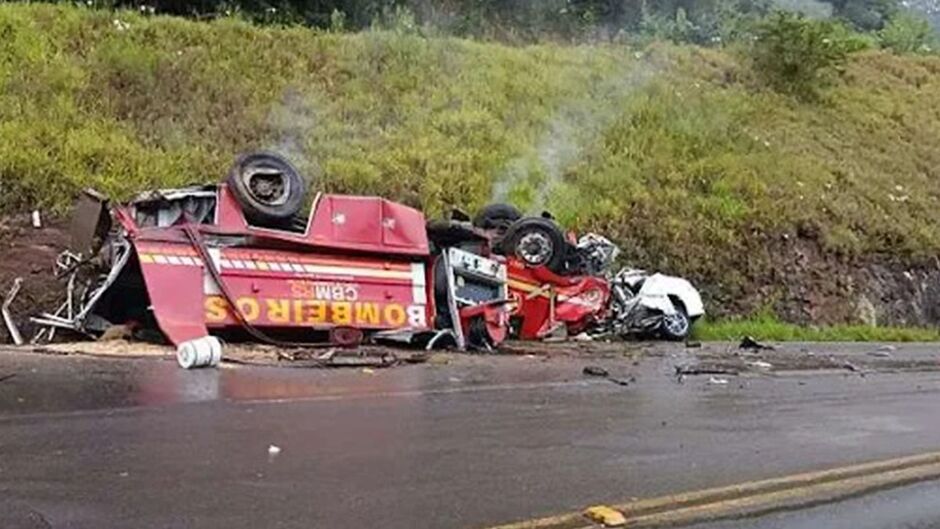 Cinco pessoas morrem em acidente envolvendo caminhão dos Bombeiros e carro no RS