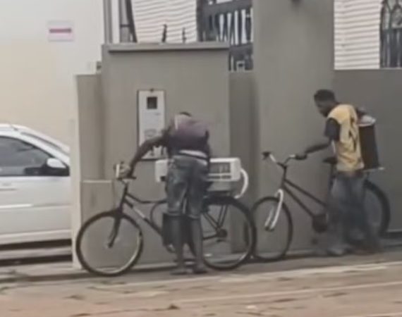 Homens furtam ar-condicionado em meio ao calor intenso, em plena luz do dia