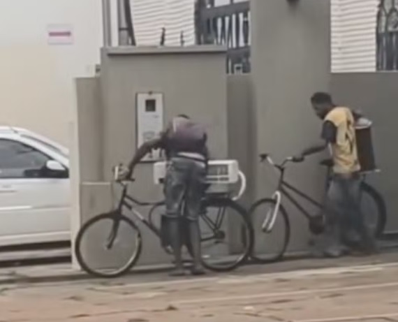 Homens furtam ar-condicionado em meio ao calor intenso, em plena luz do dia