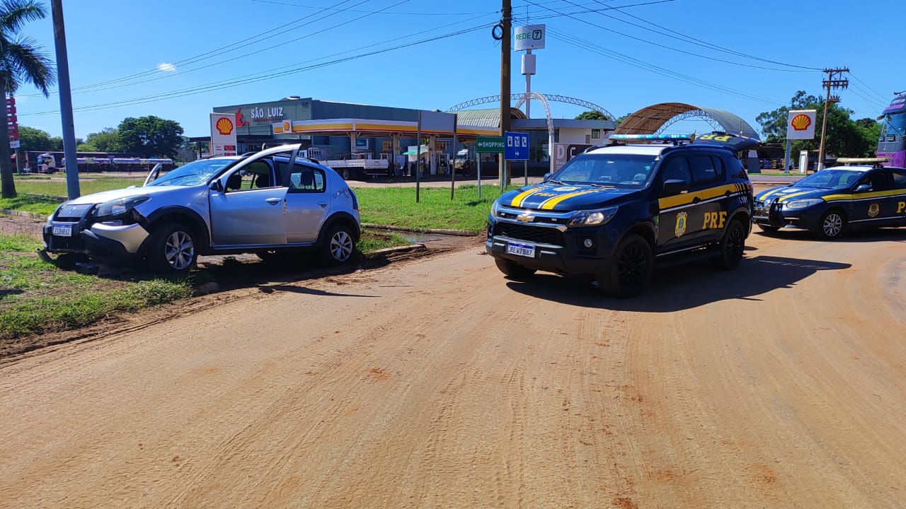 Após perseguição no perímetro urbano de Três Lagoas, PRF apreende quase 200 kg de droga em Renault Sandero