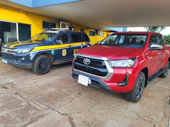 PRF recupera caminhonete Hilux furtada, em Água Clara (MS)