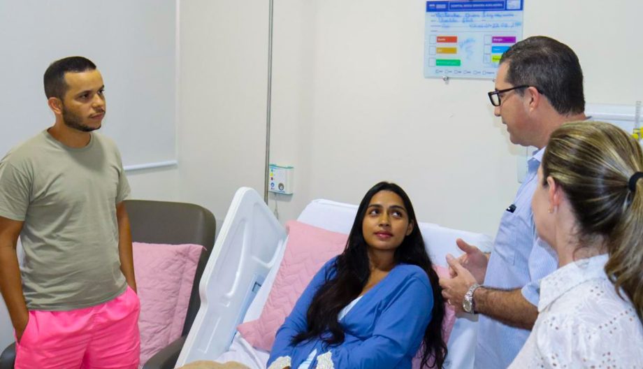 Prefeito visita mãe de quadrigêmeos que nasceram no Hospital Auxiliadora, em Três Lagoas