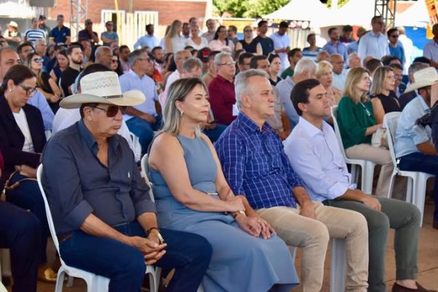 Prefeita Gerolina, de Água Clara-MS, prestigia festa dos 81 anos de Ribas do Rio Pardo (MS)