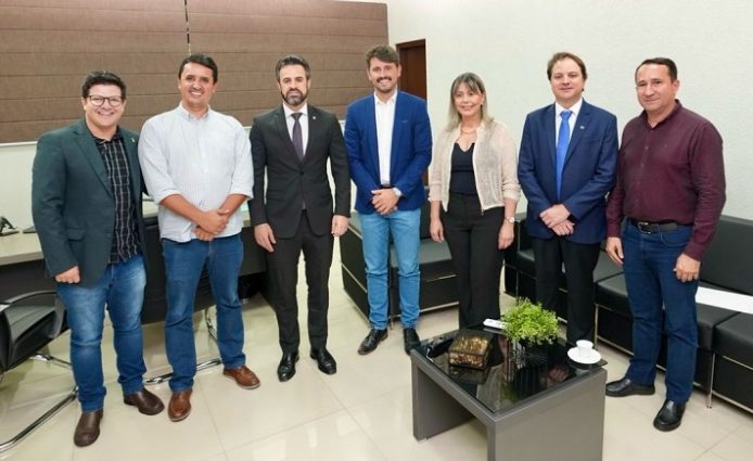 Prefeita Gerolina Alves participa de fórum para discutir desafios e soluções para a gestão pública municipal