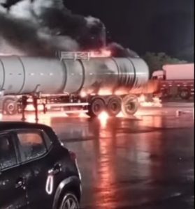 Caminhão tanque é incendiado em posto de combustível próximo à divisa entre Castilho-SP e Três Lagoas-MS Caminhão tanque é incendiado em posto de combustível próximo à divisa entre Castilho-SP e Três Lagoas-MS