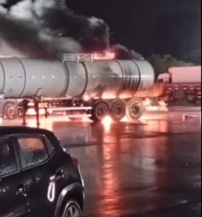 Caminhão tanque é incendiado em posto de combustível próximo à divisa entre Castilho-SP e Três Lagoas-MS