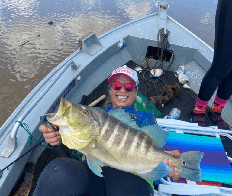 Pescadora pega enorne tucunaré no Rio Sucuriú e celebra feito ao lado de amigos