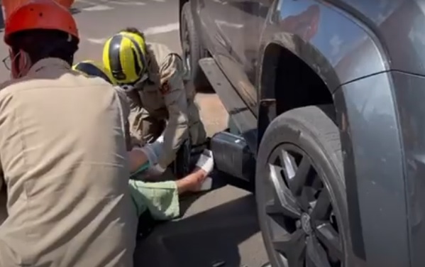 Mulher escapa ilesa após motoneta elétrica ficar presa sob caminhonete em Três Lagoas