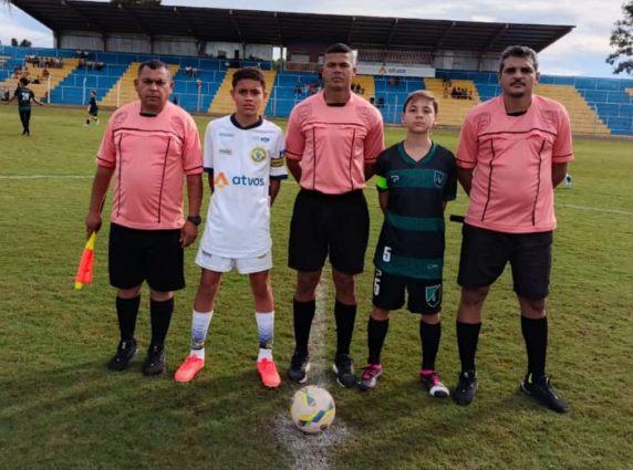 Árbitros de Água Clara atuam em partida oficial da Federação de Futebol de MS, em Costa Rica