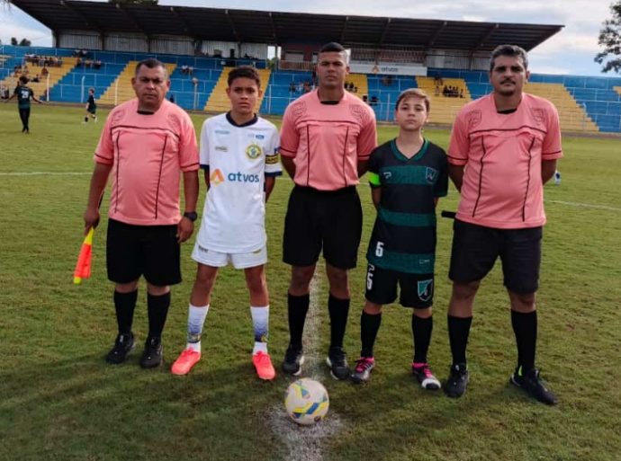 Árbitros de Água Clara atuam em partida oficial da Federação de Futebol de MS, em Costa Rica