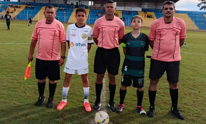 Árbitros de Água Clara atuam em partida oficial da Federação de Futebol de MS, em Costa Rica