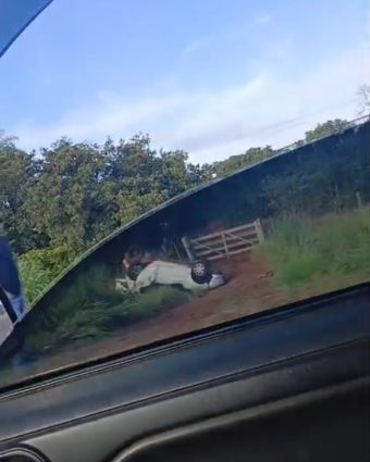 Veículo sai da pista e vai parar na beira da cerca entre a Chácara JB e a Mata da Noiva, em Água Clara-MS