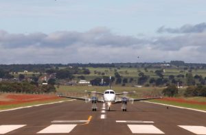 Governo inaugura aeródromo de Inocência, na esteira da construção da fábrica da Arauco