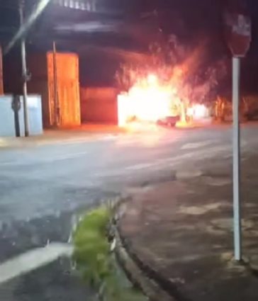 Veículo tem perda total ao ser incendiado de forma misteriosa em Três Lagoas