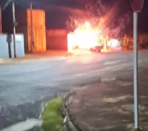 Veículo tem perda total ao ser incendiado de forma misteriosa em Três Lagoas