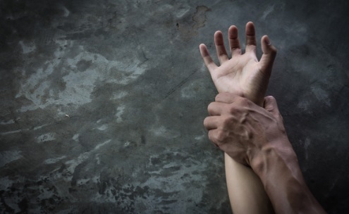 Adolescente denuncia mãe que a obrigava a ter relações com o padastro enquanto assistia a tudo