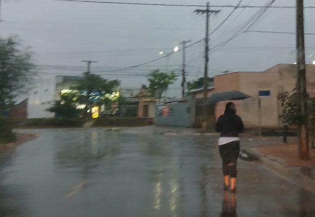 Chove desde as primeiras horas da manhã desta quarta-feira em Agua Clara-MS,  prenúncio do frio que está por vir
