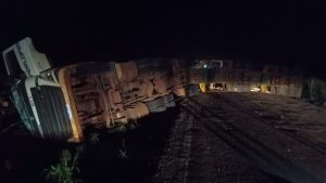 Carreta tritrem de eucalipto tombou chegando a Inocência e causou congestionado na rodovia