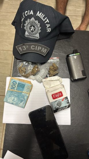 Dois são flagrados pela Polícia Militar traficando dr0ga em Água Clara; um deles é menor de idade