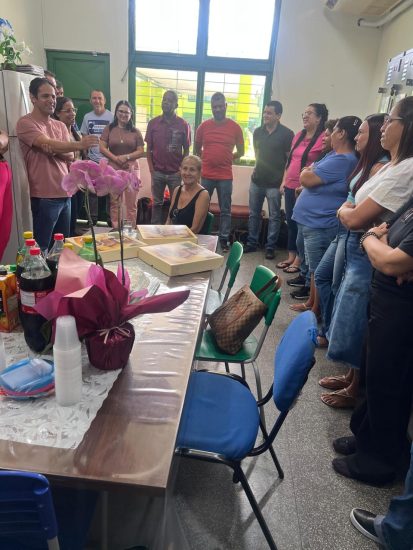 Um dia antes de fazer 75 anos, professora Zazá se aposentar e recebe homenagem de despedida da escola