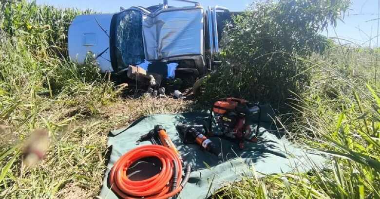 Idoso de 67 anos perde a vida depois de perder o controle da direção e capotar Hilux que conduzia