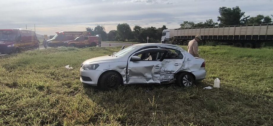 Motorista provoca acidente na BR-262, após manobra para acessar posto de combustível