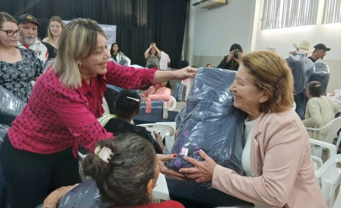 Durante palestra alusiva ao Junho Prata, prefeita Gerolina entrega cobertores para idosos de Água Clara
