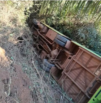 Ônibus tomba com passageiros em Ribas do Rio Pardo; não há vítimas fatais