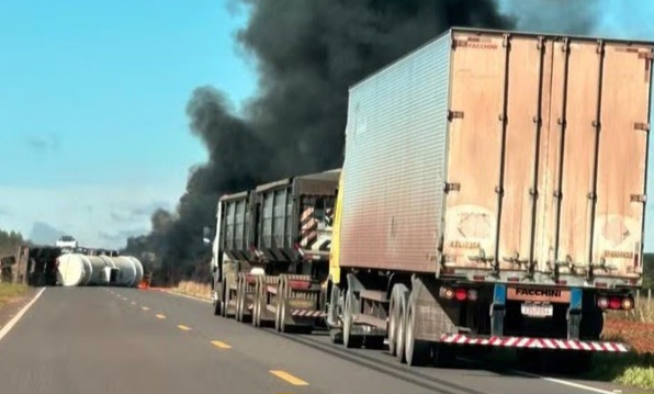 Carreta com produto químico tomba e pega fogo na MS-040 em Campo Grande
