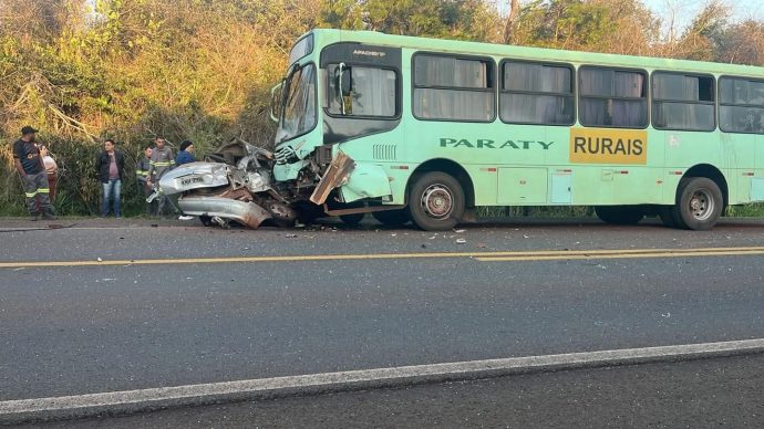 Grave acidente entre carro e ônibus mobiliza equipes de resgate em Pereira Barreto