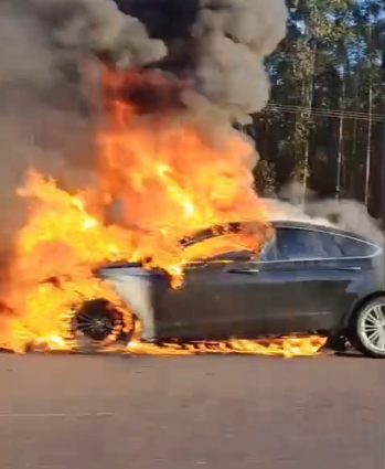 Ford Fusion pega fogo na BR-262 entre Ribas do Rio Pardo e Água Clara