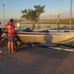 Bombeiros resgatam dois homens que bateram o barco em um toco e caíram no Rio Sucuriú, em Três Lagoas
