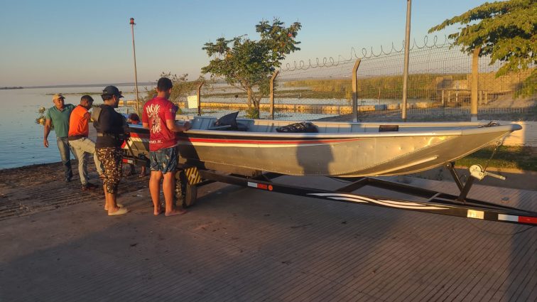 Bombeiros resgatam dois homens que bateram o barco em um toco e caíram no Rio Sucuriú, em Três Lagoas