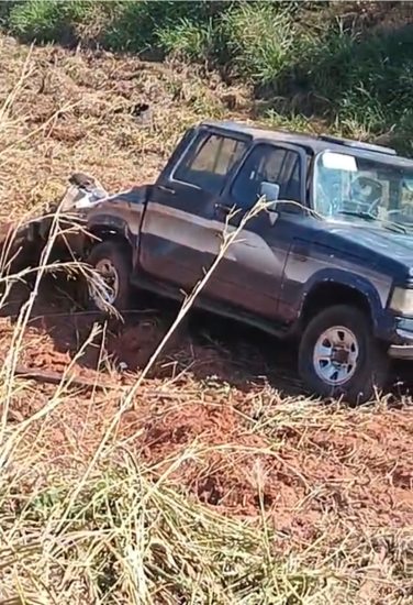 Motorista perde o controle da direção e caminhonete D-20 sai da pista na  BR-262, Em Ribas