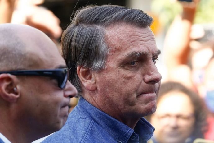 PF apreende celular, pendrive e documento da Rumble em escritório de Jair Bolsonaro; ex-presidente usará tornozeleira