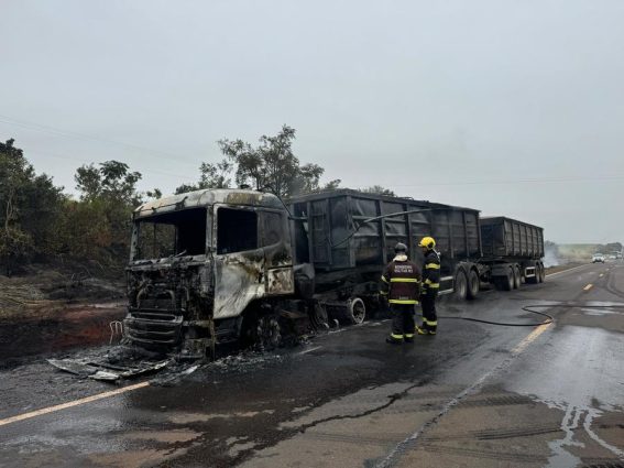 Carreta carregada com açúcar pega fogo na MS-134 após ter o pneu estourado