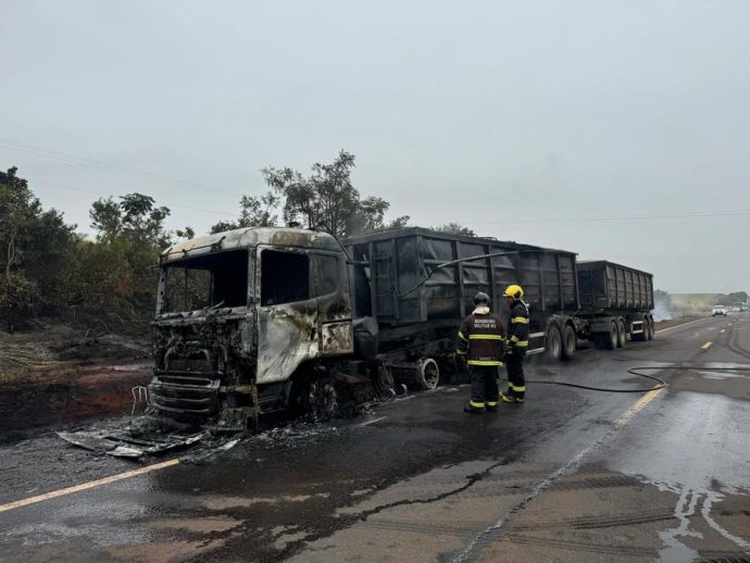 Carreta carregada com açúcar pega fogo na MS-134 após ter o pneu estourado