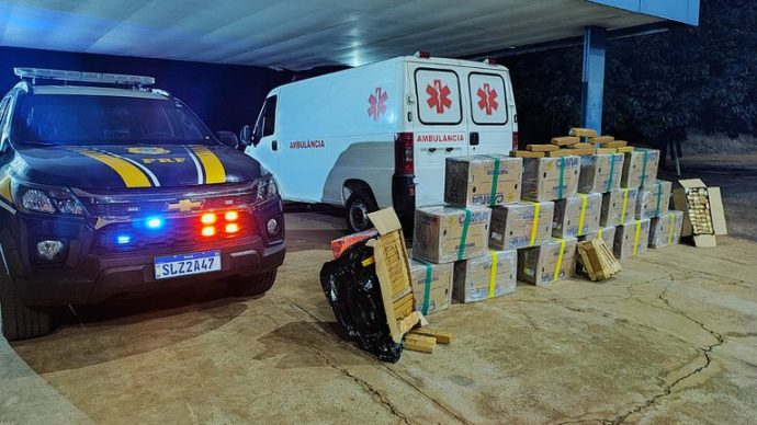 Ambulância é apreendida com quase 700 kg de maconha em Água Clara-MS