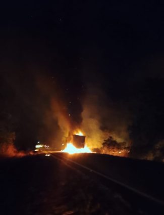 Carreta carregada com celulose é incendiada na MS-377, entre Água Clara e Inocência