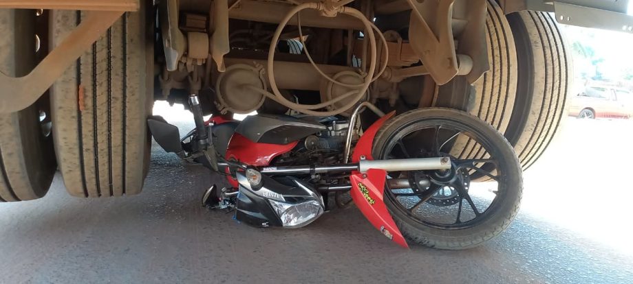 Motociclista salta da moto antes de colisão com caminhão e escapa com ferimentos leves em Três Lagoas
