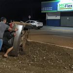 Motorista de Honda Civic capota em Água Clara e é hospitalizado após bater a cabeça