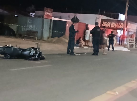 Motociclista morre ao bater em caçamba na Avenida Benevenuto Ottoni, em Agua Clara-MS.