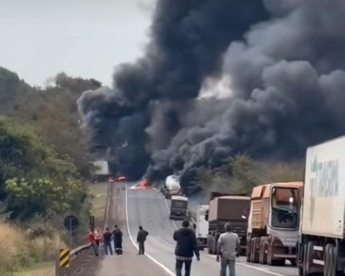 Três carretas se envolveram em acidente na tarde desta quinta-feira (28), na BR-163