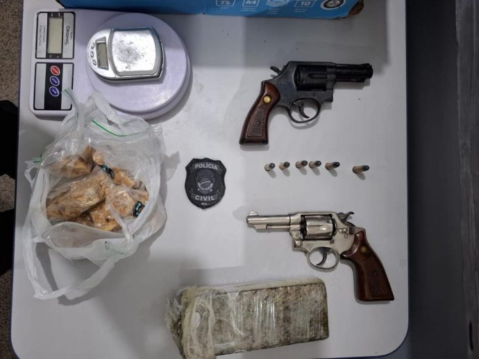 Polícia Civil prende homem por tráfico de drogas e posse ilegal de armas em Água Clara